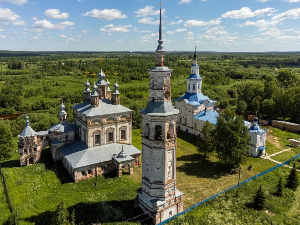 Ансамбль Воскресенского собора с колокольней и Благовещенской церкви в Лальске с воздуха