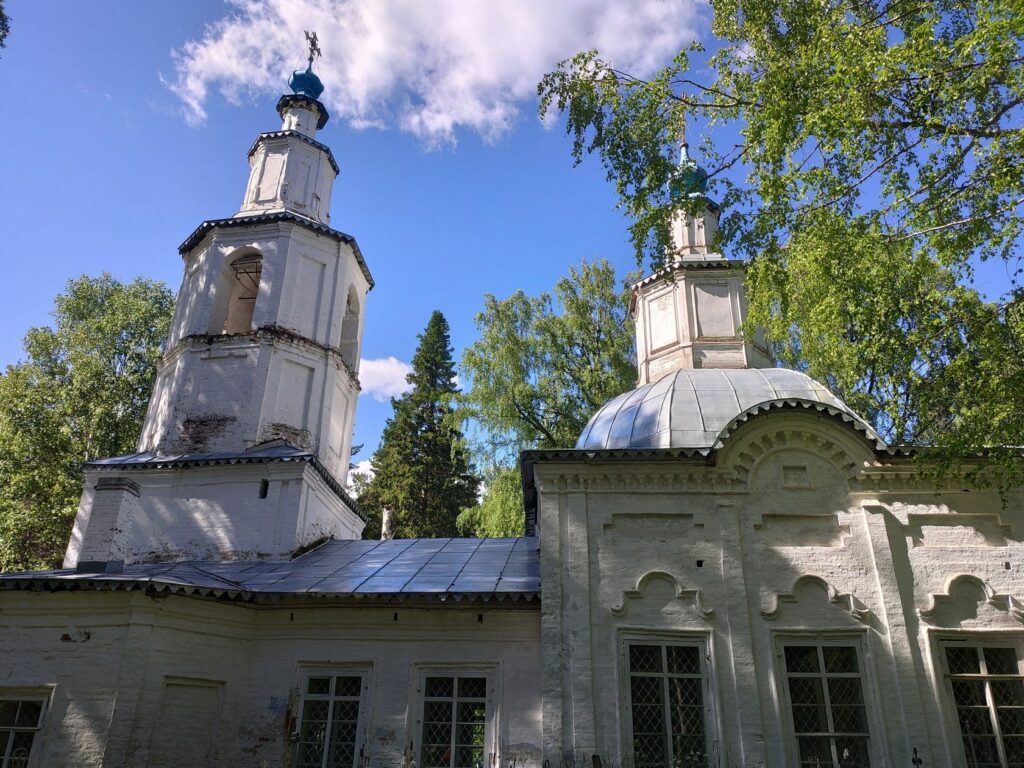 Кладбищенская Успенская церковь в Лальске