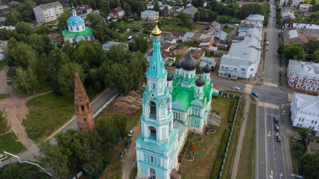 Колокольни Ансамбля Троицкого собора в Яранске с воздуха