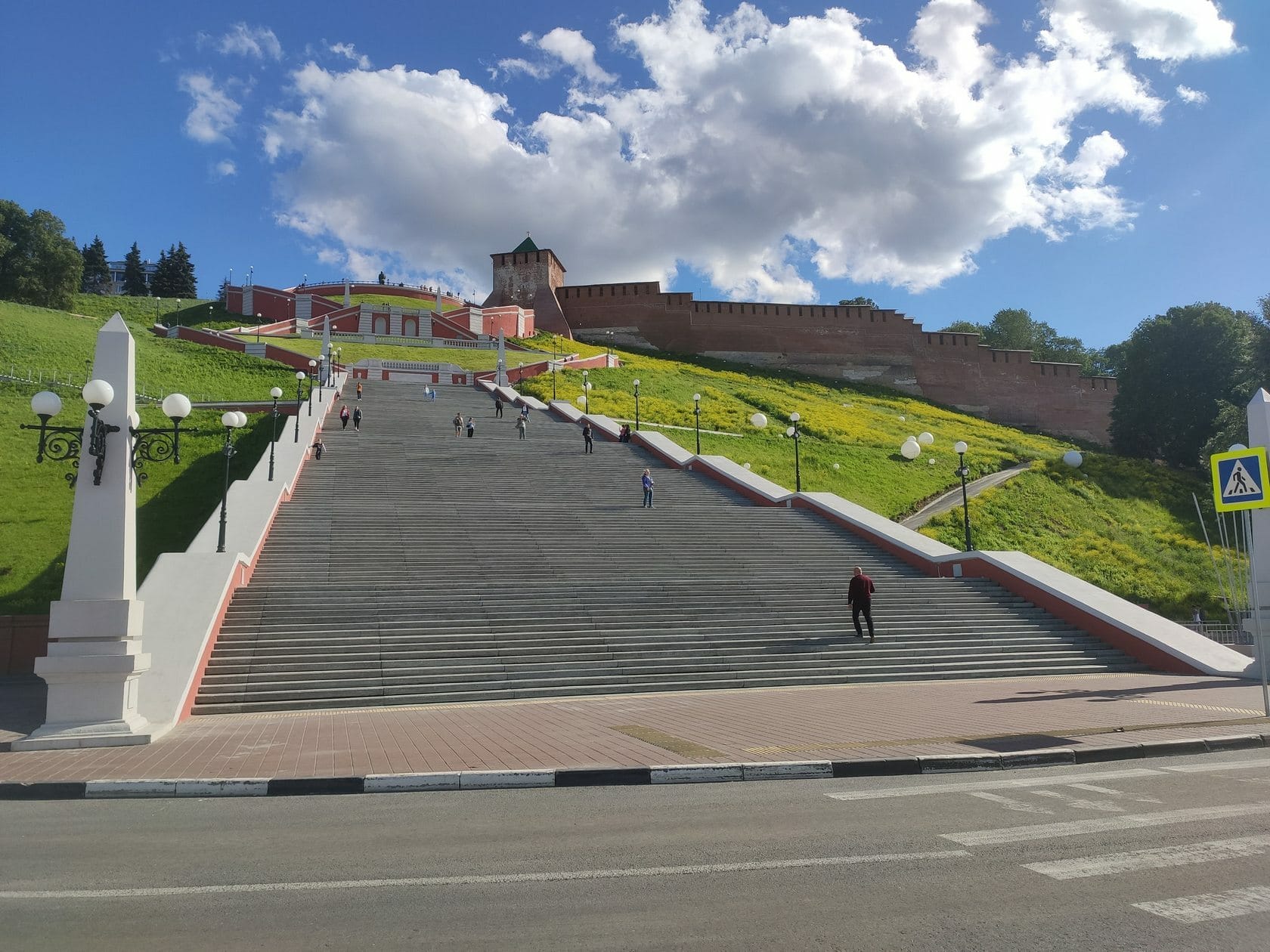 Вид на Чкаловскую лестницу и стену Нижегородского Кремля