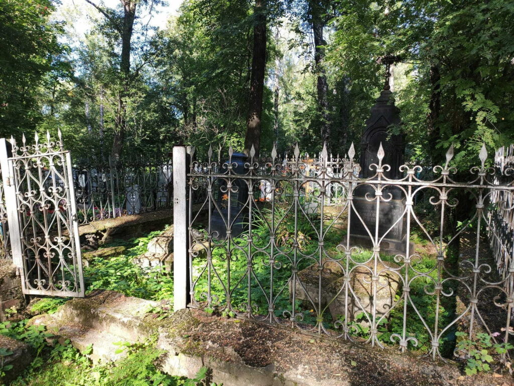 Яранский некрополь надгробия